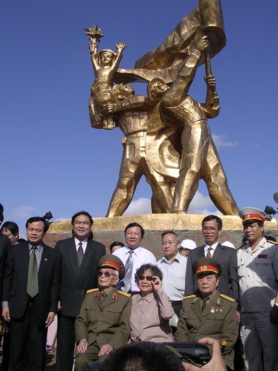 Đại tướng thăm và chụp ảnh lưu niệm tại Tượng đài Chiến thắng Điện Biên